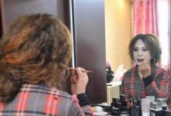 红大爷男扮女装视频无删减,一场跨越性别的时尚秀
